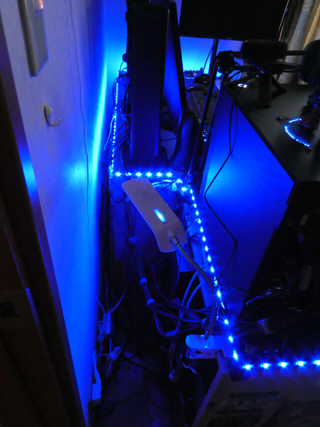パソコンデスク周囲にNother LEDテープライト 2Mを貼る！