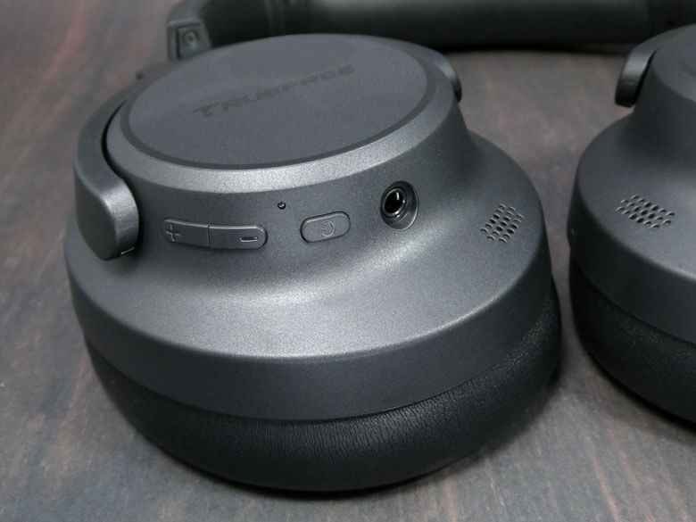 【PRレビュー】TRUEFREE HF-10 ワイヤレスヘッドホン
イヤーカップ左側に【ANCボタン】【LEDインジケーター】【電源ボタン】【音量ボタン兼曲送り戻しボタン】【マイクホール】【USB Type-C充電端子】の操作系が配置されています。