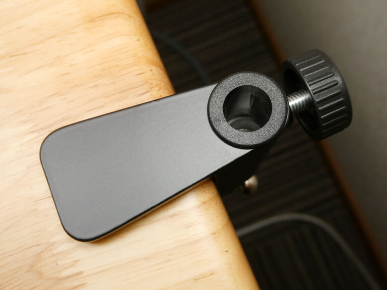 【PRレビュー】FIFINE AmpliGame AM8 PROT ダイナミックマイク
デスククランプの背面側には、アームスタンド固定用のダイヤルネジが備わっています。